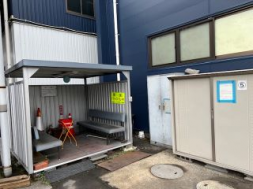 喫煙所は外になりますが、屋根付きです。